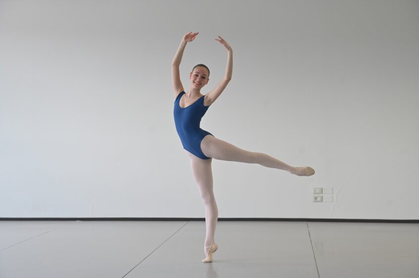 Ragazza sorridente che balla e scopre il suo stile di danza